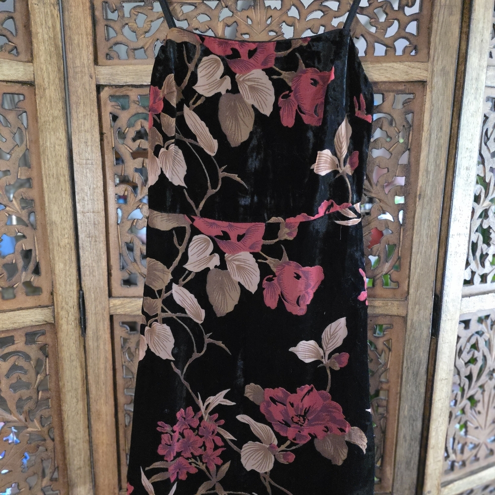 🌟 Lush Black Fabric with Label Detail